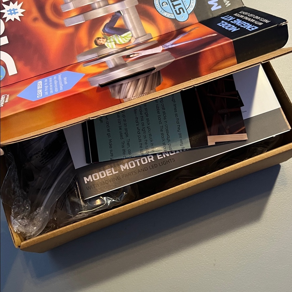 Discovery Mindblown Model Engine Kit. Never unboxed. Age 8+ - Picture 4 of 14